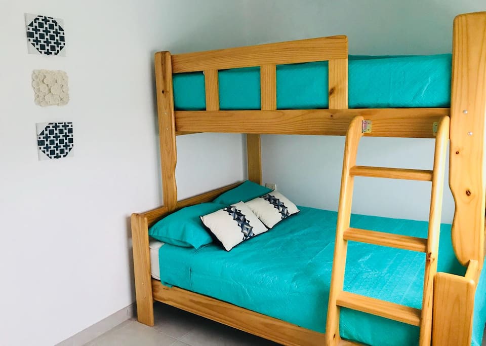 Dormitorio 2 cama dos plazas y 1 1/2 plaza. Room 2 , full size bed and 1 1/2 bed.