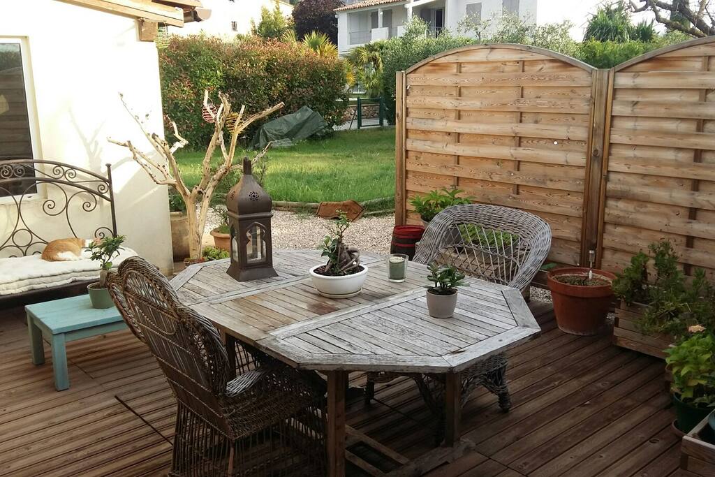 la terrasse est très agréable pour se détendre et y prendre le petit déjeuner. ...