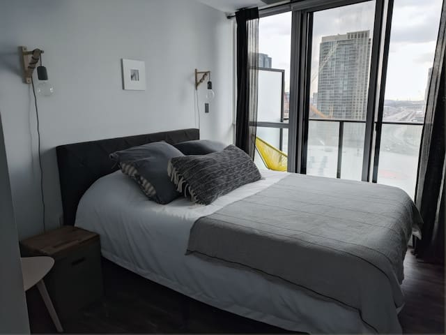 Bright Modern Central 2Bd2Ba Lakeview + Big Screen gallery image 3