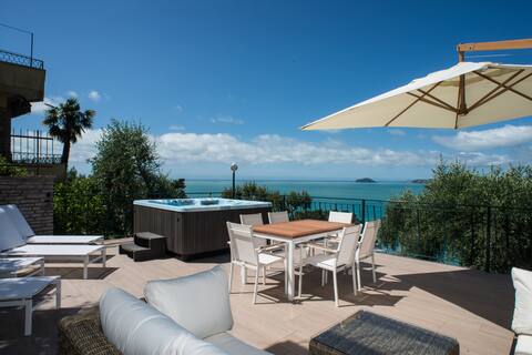 Luxury apartment with 65m2 terrace and top sea view