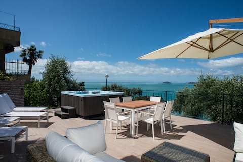 Successful Airbnb property: "Fiascherino Accommodation" 65m2 Terrace + top Meersicht in Lerici