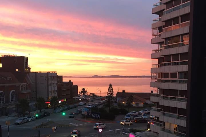 Private Room meters from Beaches + Breakfast