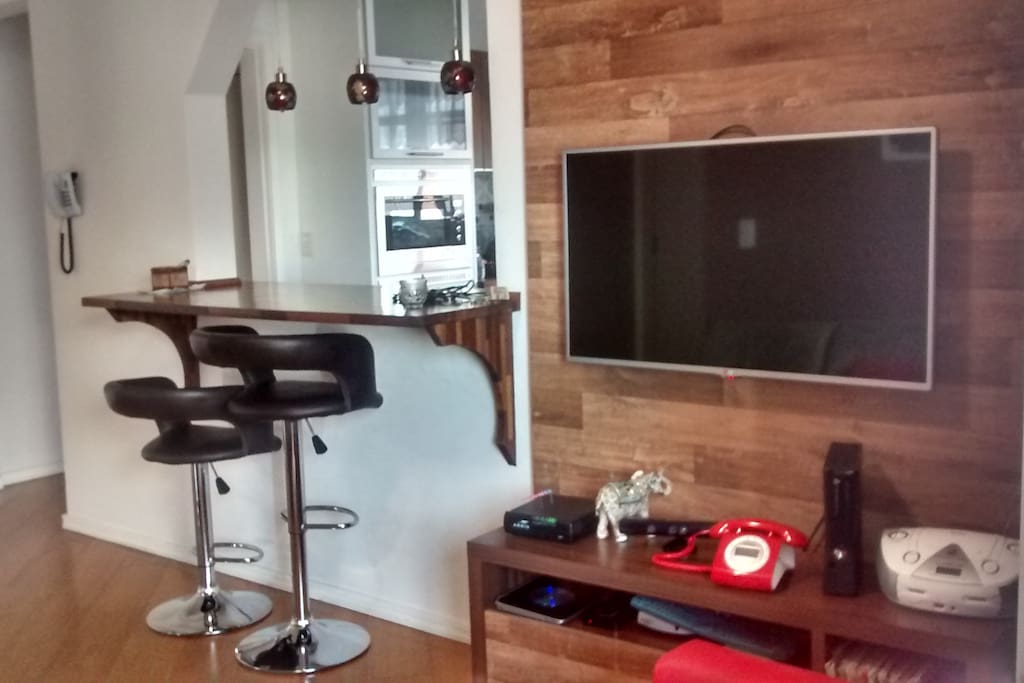 Sala com TV com muitos canais