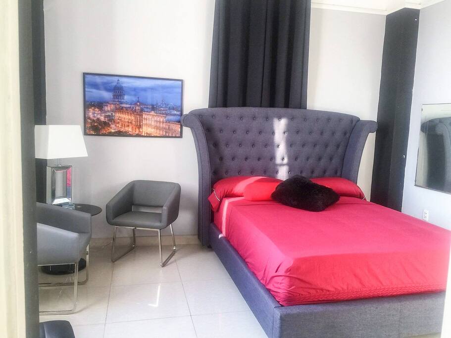 Bedroom with Queen size bed and comfortable mattress, from the windows an spetacular view of the city and the sea.
