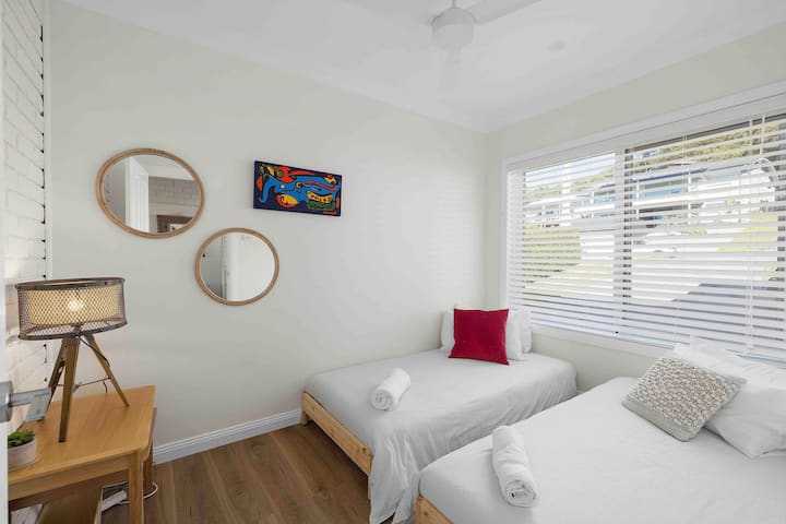 Ერთსაწოლიანი საწოლი x2 (ან x1 შშმ პირთა ეტლებისთვის ადაპტირებული) 