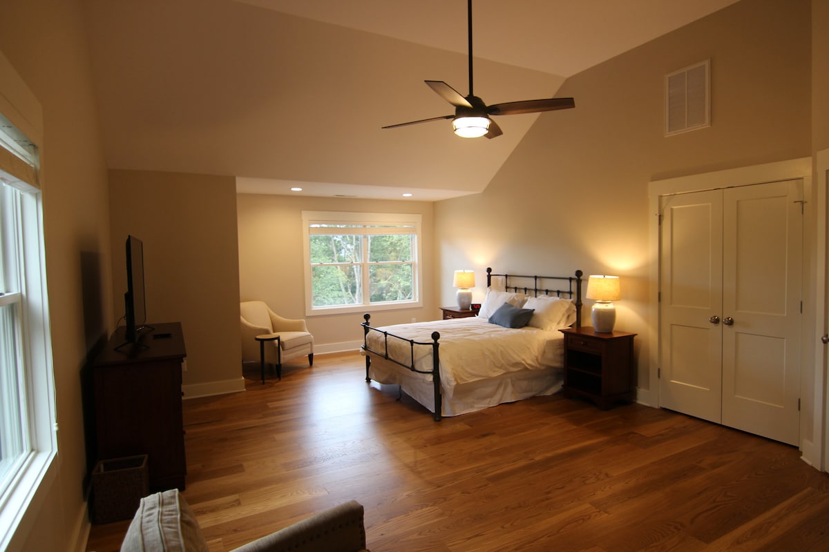 חדר שינה 3 עם מיטת קווין סייז וטלוויזיית Roku 55אינץ '(עם נטפליקס בחינם).