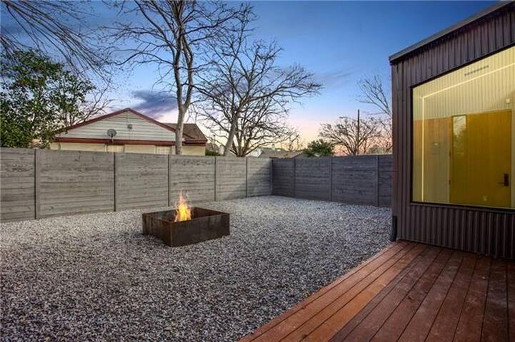 Modern Luxurious Midway Hollow | Driem House gallery image 2