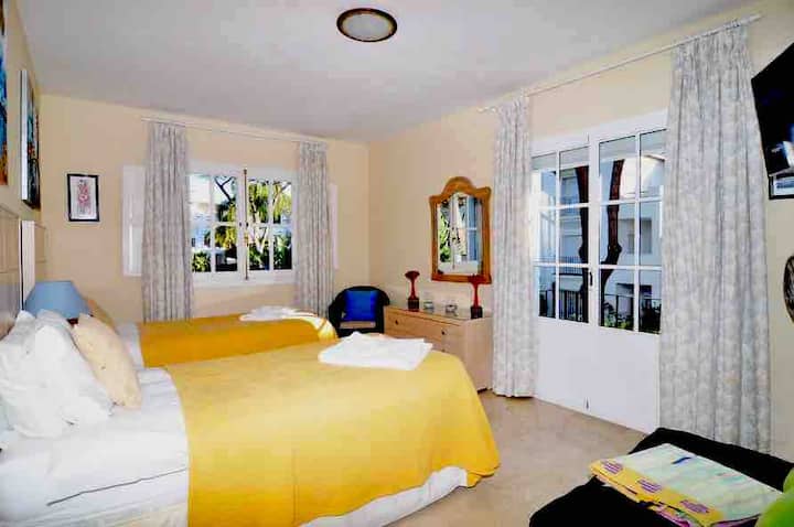 第二间卧室可欣赏泳池和花园。 国际电视、蚊子。可欣赏泳池景观和朱丽叶阳台，可俯瞰花园。 
床垫有拉链，如果需要，可以轻松成为超级标准双人床。