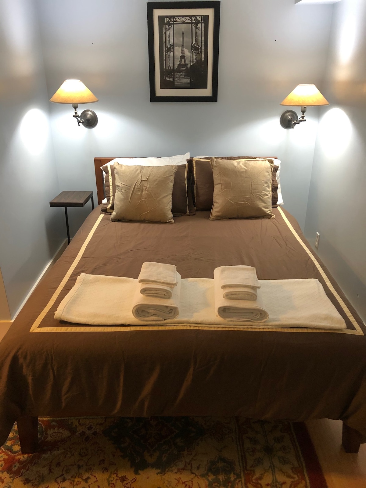 מקום מושלם על מיטת קווין סייז לשינה ערבה.