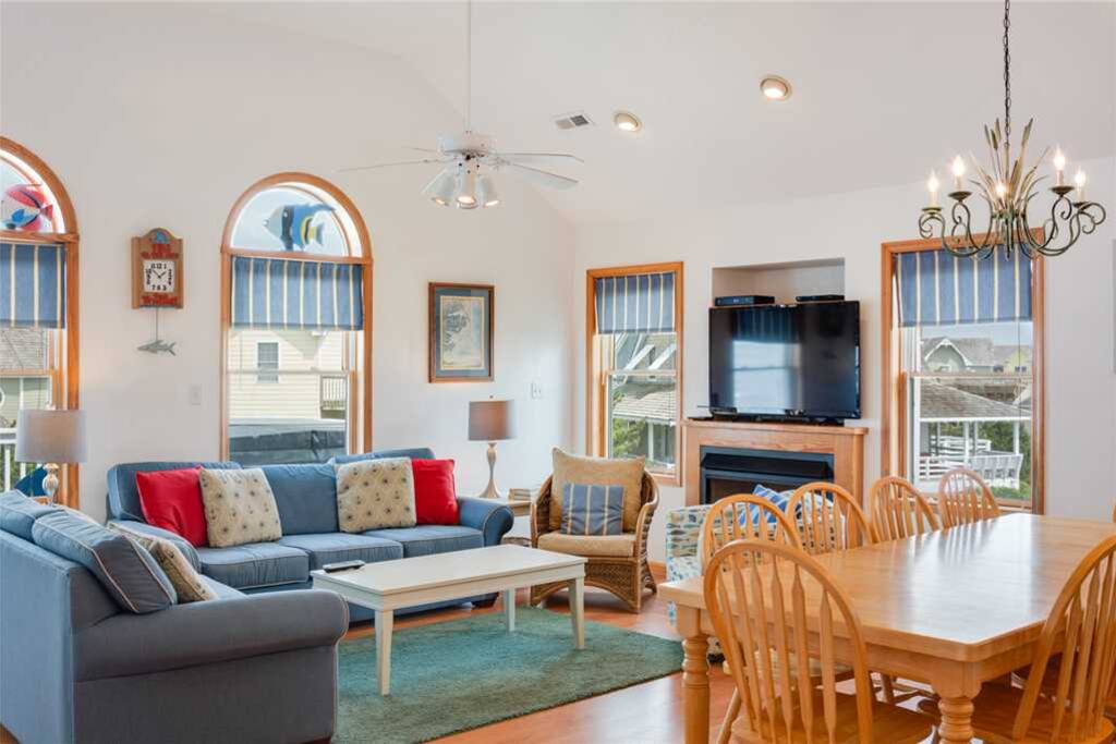 CS6L: Fins To The Left | Top Level Living Area