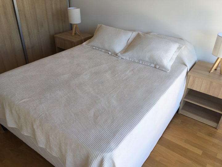 Chumba cha kulala kilicho na kabati kubwa na kiyoyozi.