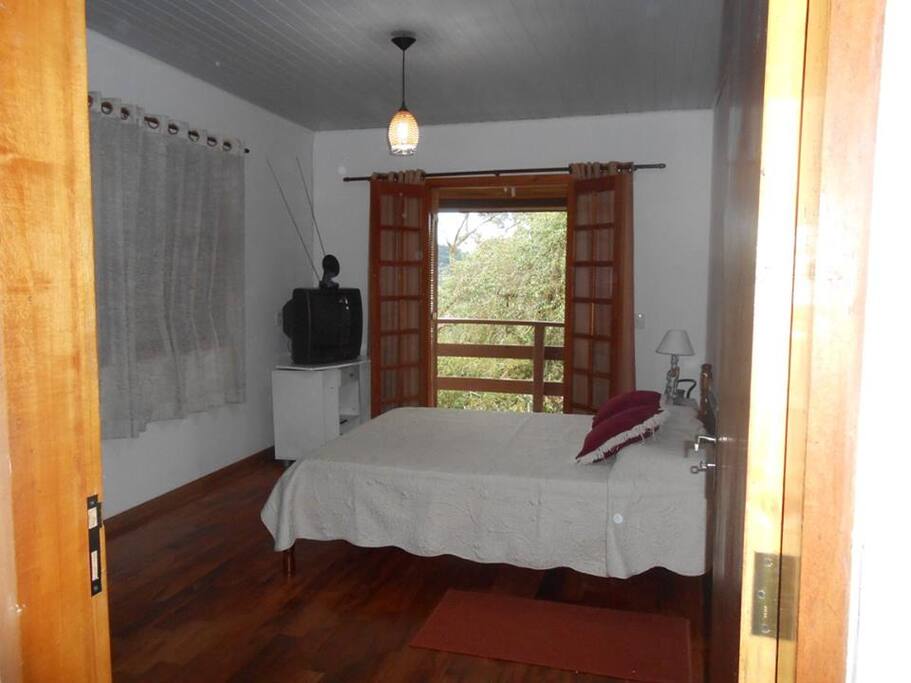 Suite com varanda - cama de casal - TV a cabo, aquecedor, armário com cobertores.