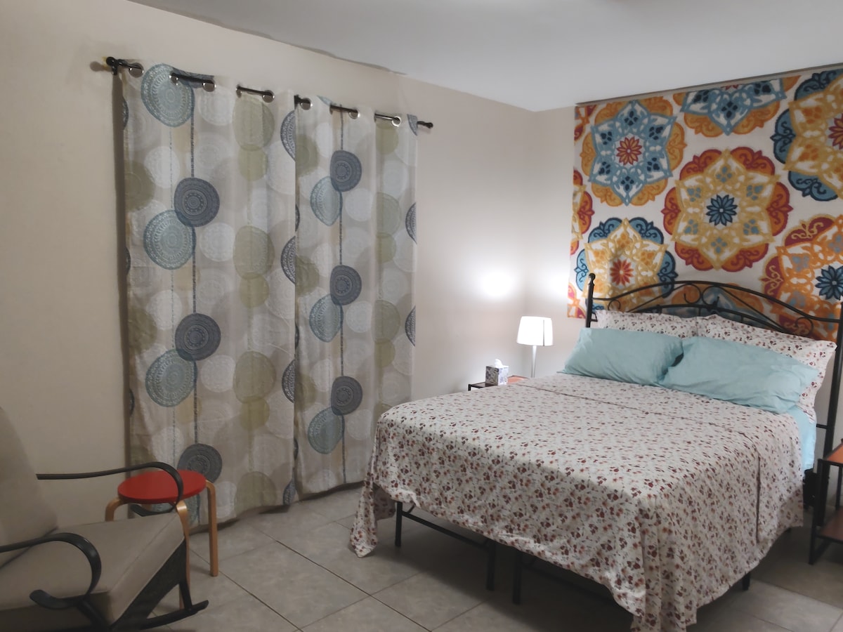 Მესამე საძინებლის
სრული ზომის საწოლის კლდოვანი სკამი - პატარა მაგიდა
და ვენტილატორი.
საძინებლის კარადაში არის დამატებითი საბნები და ბალიშები
