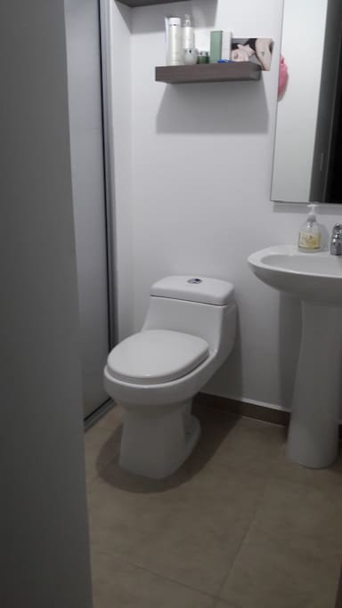 Baño privado, disponibilidad de agua caliente.
