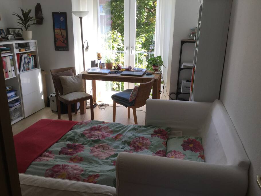 Unsere Wohnung und unser Arbeitszimmer haben eine sehr gemütliche Atmosphäre.