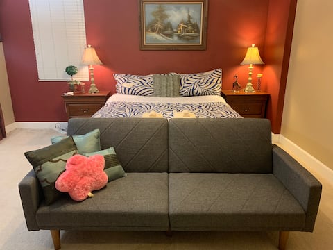 Premium Master Suite w/ King Bed