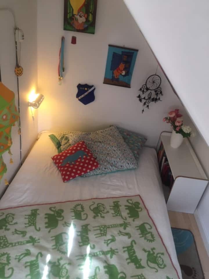 חדר נעים עם מזרן שינה בגודל 120 ס"מ  