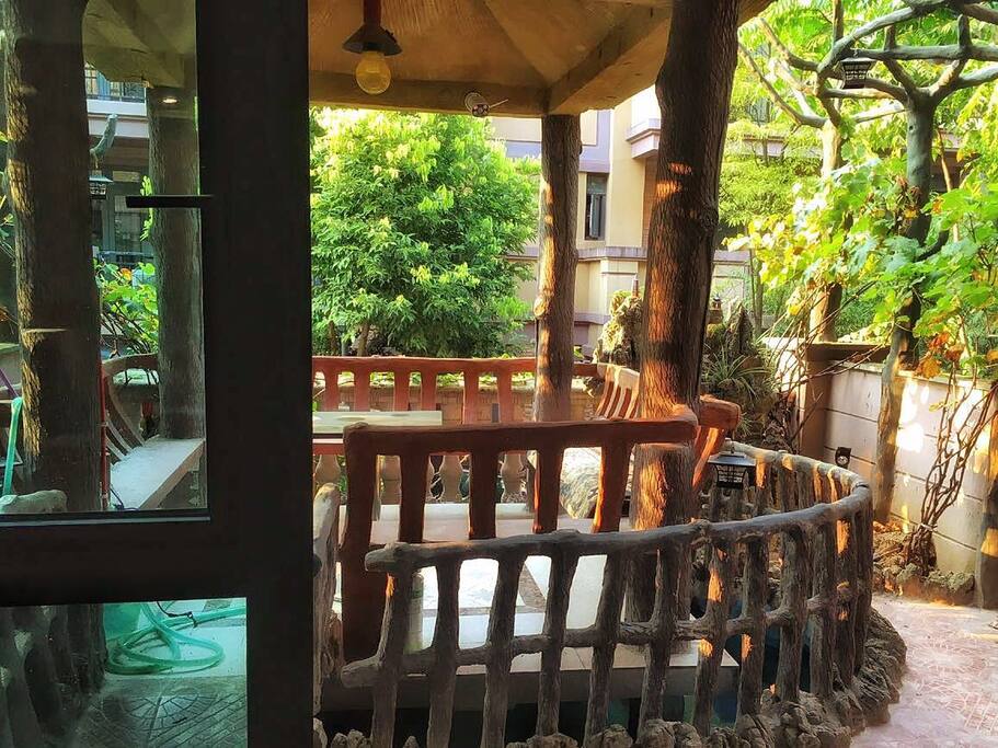 亭台轩榭,潺潺流水,享受繁华都市的一丝静谧。
Pavilions hin terrace,the water following,enjoy the quite of the bustling city.