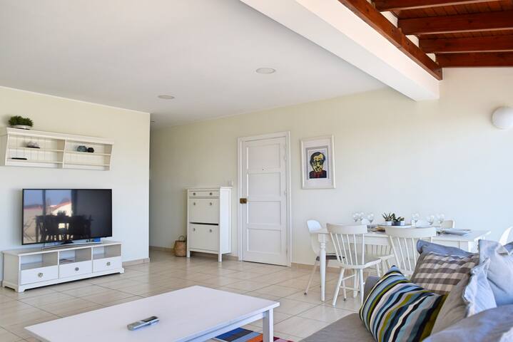 Stylish 2 BED, 2 BATH roof top terrace apartment