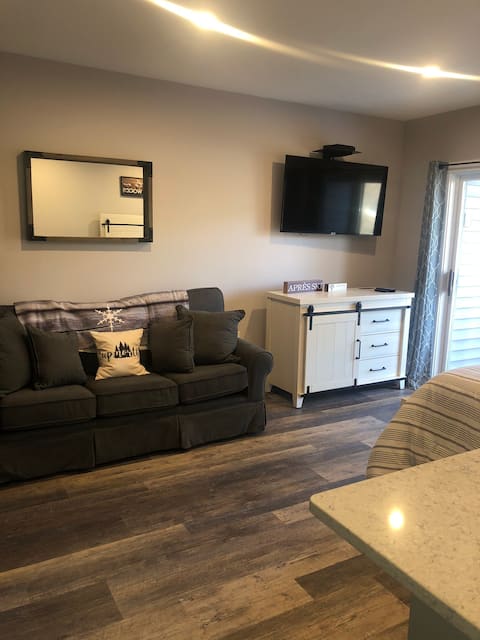 Condo w/hot tub, pool, sauna, arcade & river