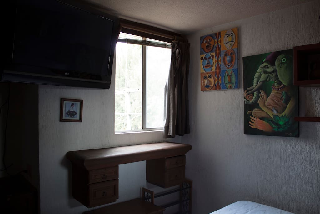 Tu habitación cuenta con vista al exterior, televisión y buena ventilación.
