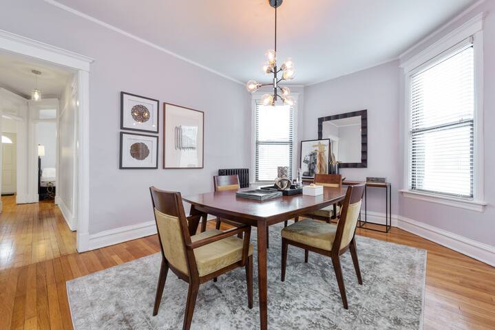 Beautiful Home, Great for Groups, by Wrigley+CTA ! gallery image 4