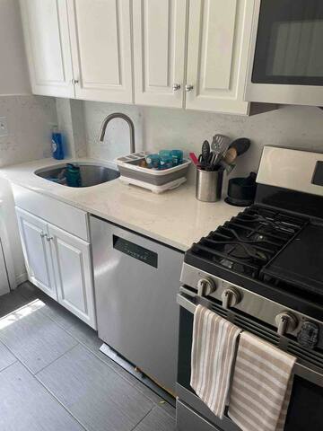 Spacious 3 BDRM-2 BATHS -Central Park 7 Beds gallery image 5