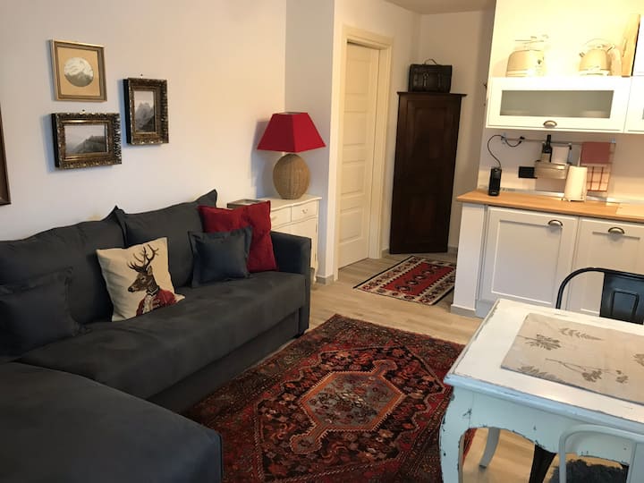 Cuisine chaleureuse dans le salon