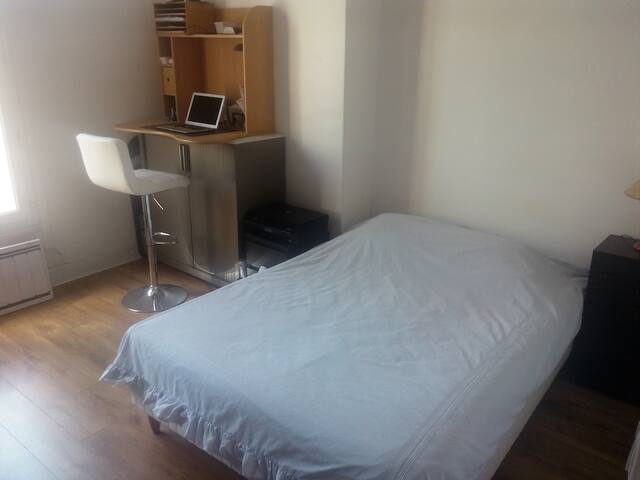 Spacious room 10 minutes from La Défense