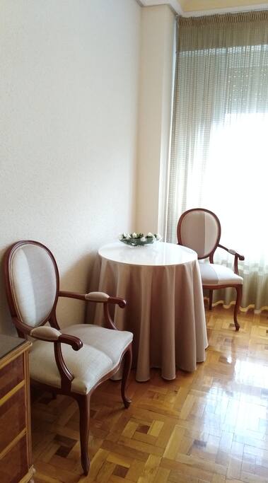 Amplio dormitorio con cama de matrimonio