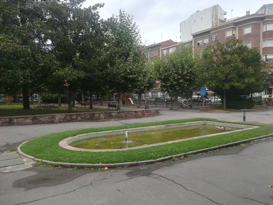 estanque a la entrada del parque