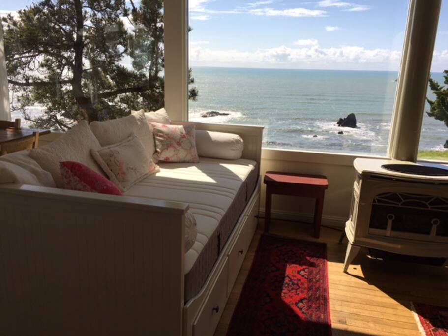 Living room daybed is a perfect place for napping, reading, or a single sleeper for a star vista.