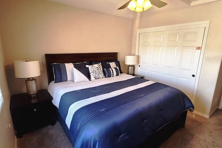 * تلفزيون ذكي 55 بوصة
* طاولتان ليليتان
* مروحة سقف
* خزانة كبيرة
* رفان للأمتعة  
* ساعة منبه مع منافذ USB
* ستائر تعتيم
* أغطية سرير مغسولة حديثًا
* وسادة إضافية وبطانية صوف
* مرآة كاملة الطول
* الشماعات
* مصباحان