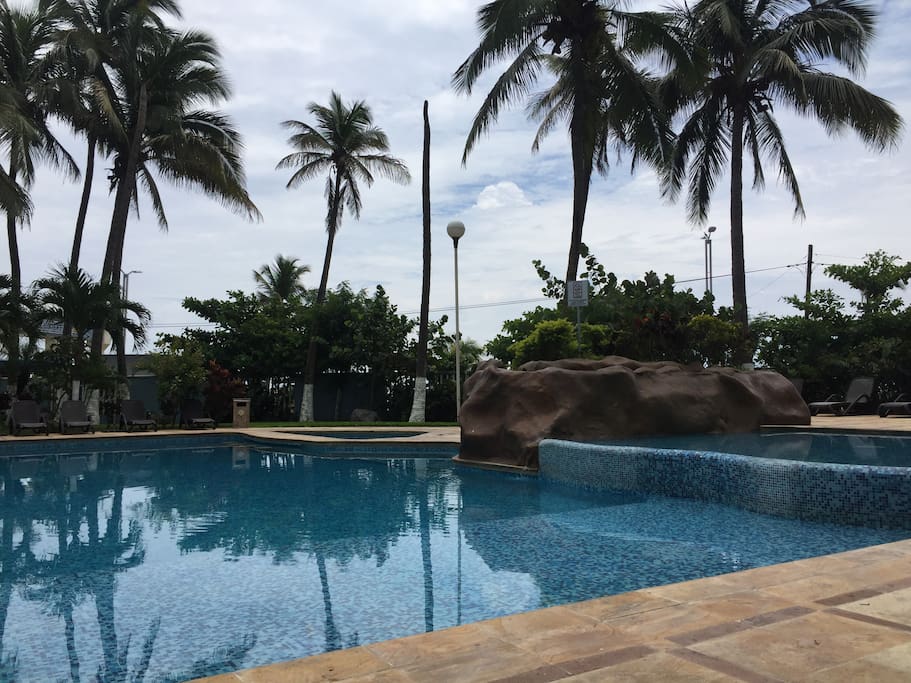 Piscina con jacuzzi y chapoteadero apto para toda la familia.