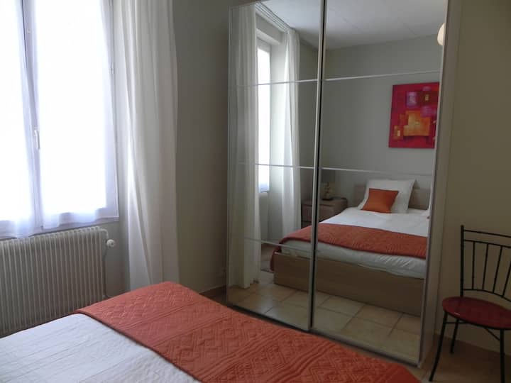 חדר שינה עם חדר ארונות 1