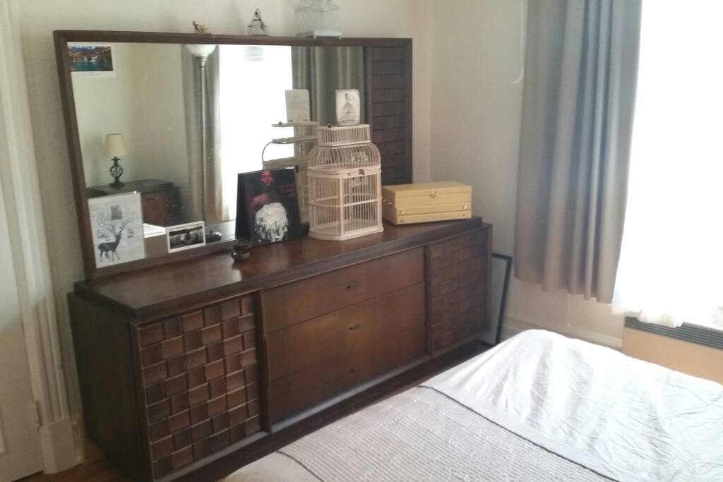 Commode et miroir dans la chambre principale