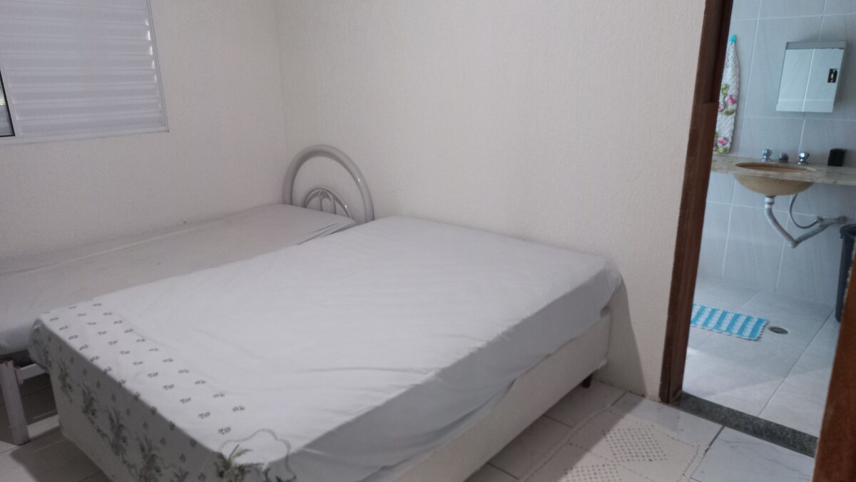 Კიდევ ერთი აპარტამენტი. ორი საწოლი, გარდერობი და ძალიან დიდი სააბაზანო.
Ყველა სააბაზანოში არის ცხელი შხაპი.