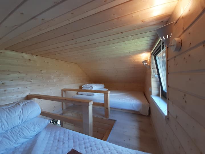 วางของเล็กๆน้อยๆด้วยเตียงสองเตียง (140 ซม.)