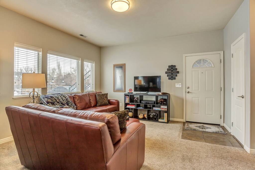Kick back and watch TV in comfy leather sofas.