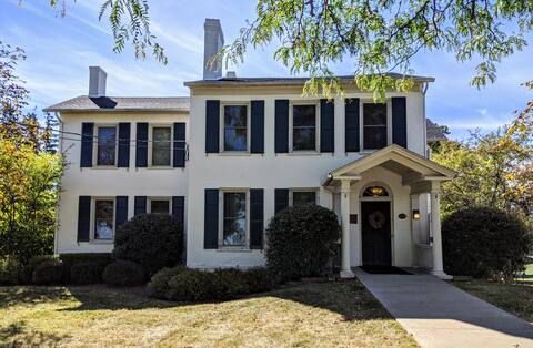 Guest House with beautiful Seneca Lake views!