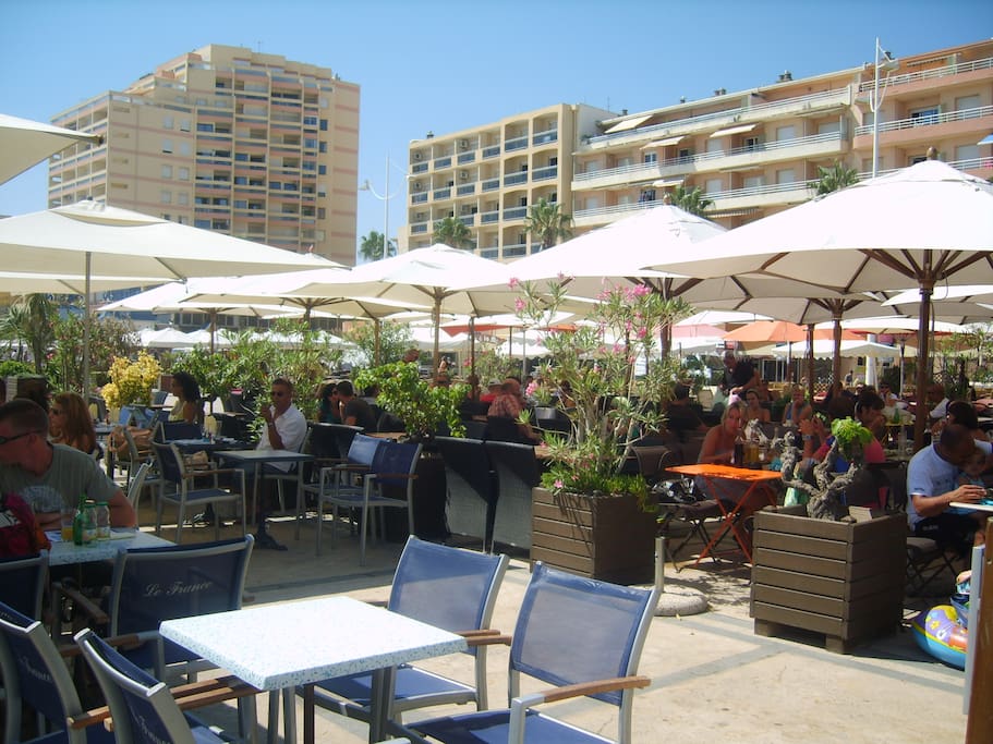 on peut snacker ou déjeuner à toute heure en terrasse une cuisine méditerranéenne