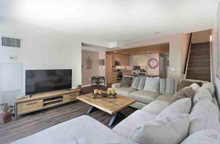 Luxury 3 Bedroom home in Toronto W/free parking! gallery image 2