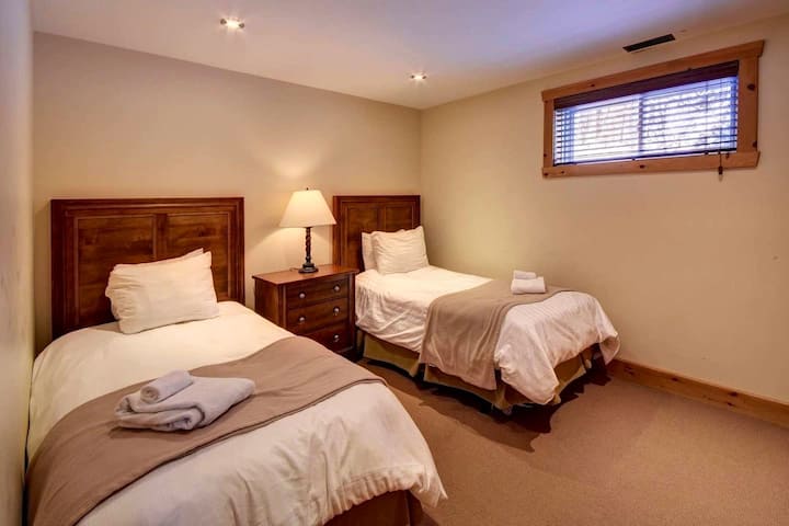 ห้องนอน #4 พร้อมเตียงเดี่ยว 2 เตียง 