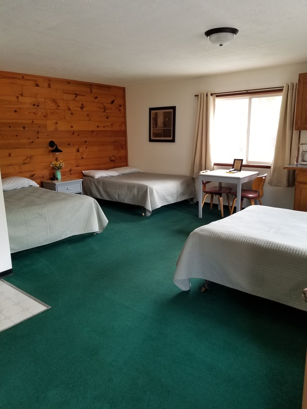 3 menšie manželské postele