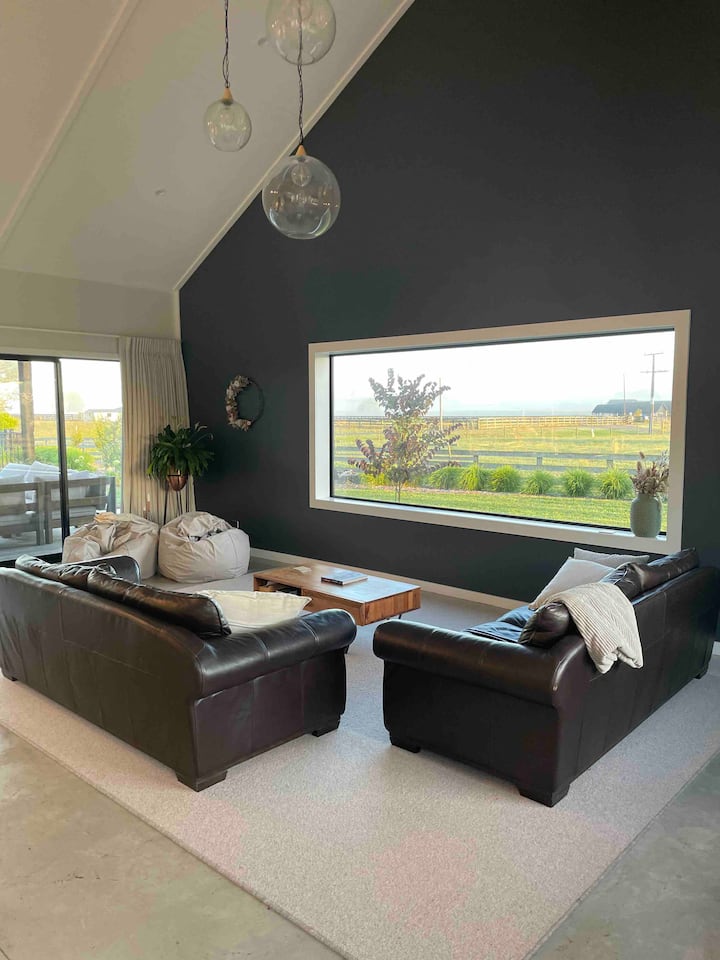 Spacious 4 Bedroom Home With Pool - Cambridge