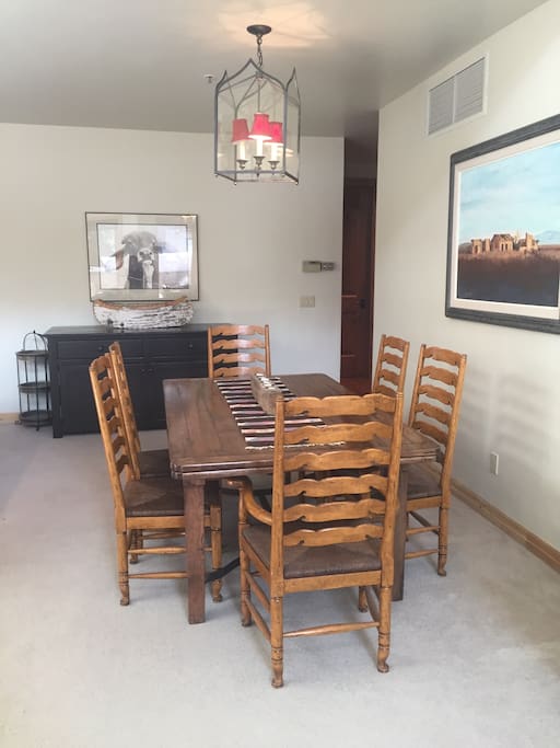 Table pulls out to accomodate 10