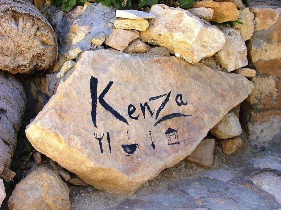 à l'entrée de Kenza