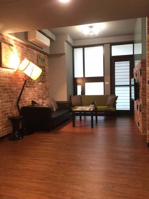 Super spacious Loft Style living room with 6 people sofa and 3 people chairs...wow....