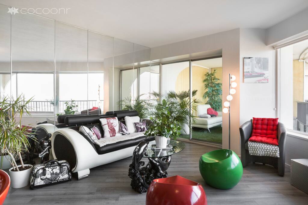 Très belle pièce de vie avec salon, cuisine ouverte et terrasse !