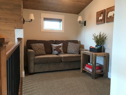 Popular Airbnb listing: Scenic Elk Ridge Cottage, Saskatchewan. in Saskatchewan